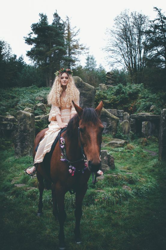 An Autumn Equinox 1970s Vintage Wedding Photo Shoot