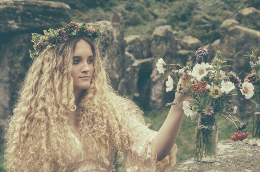 An Autumn Equinox 1970s Vintage Wedding Photo Shoot