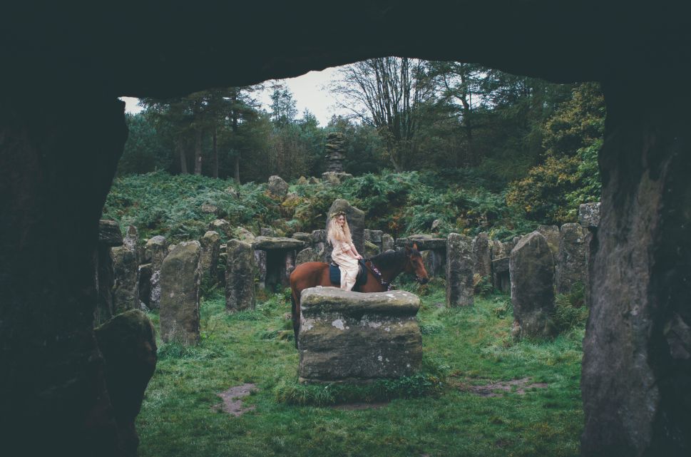 An Autumn Equinox 1970s Vintage Wedding Photo Shoot