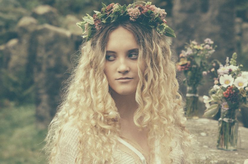 An Autumn Equinox 1970s Vintage Wedding Photo Shoot