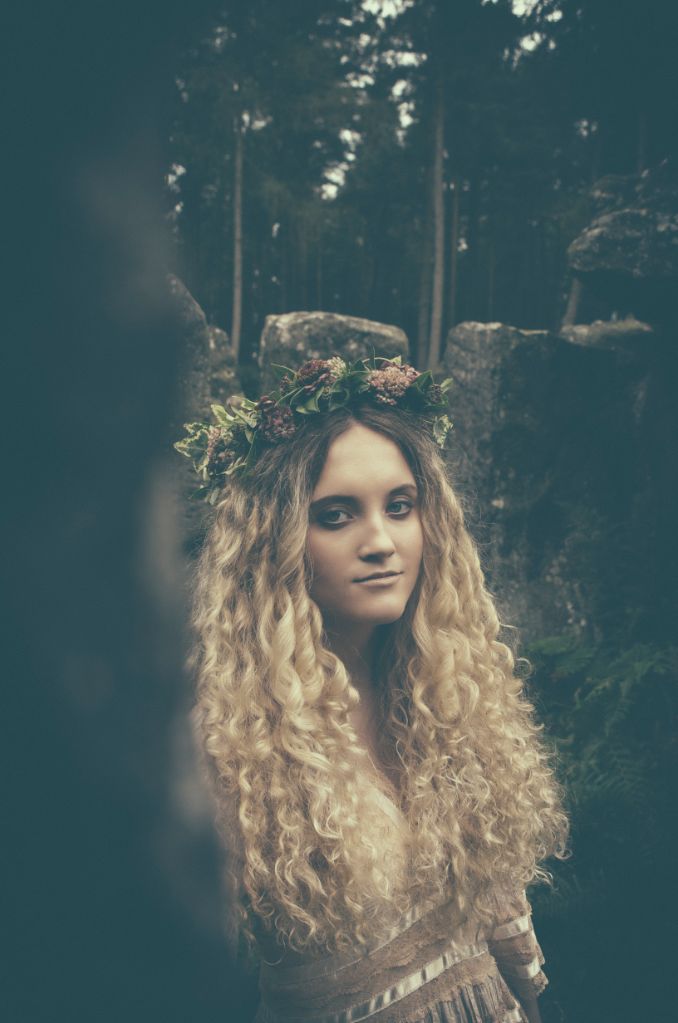 An Autumn Equinox 1970s Vintage Wedding Photo Shoot