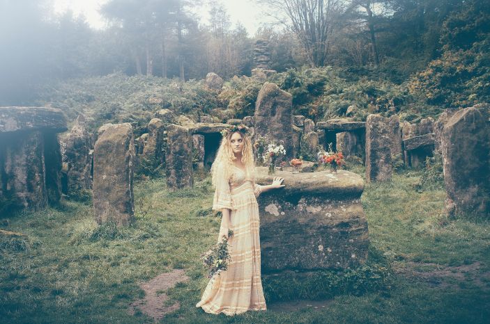 An Autumn Equinox 1970s Vintage Wedding Photo Shoot