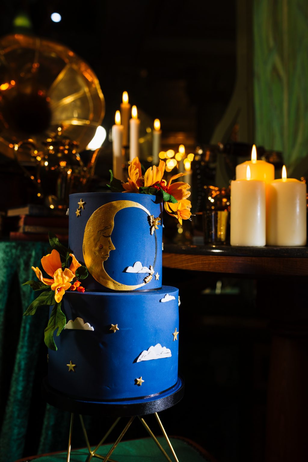 Alternative 1920's Wedding Inspiration with Celestial Blue Wedding Cake 