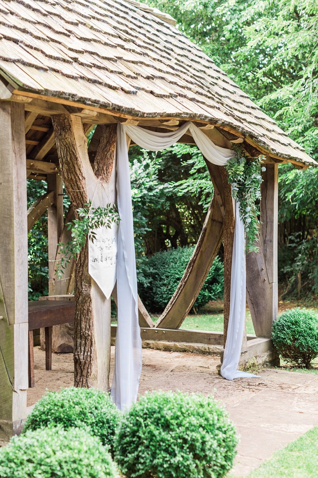 How to create a relaxed, rustic back garden wedding