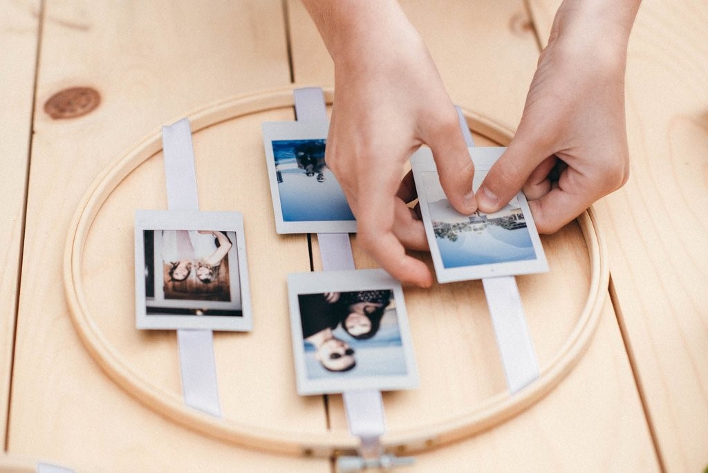 How to Create a DIY Wedding Photo Display With Embroidery Hoops
