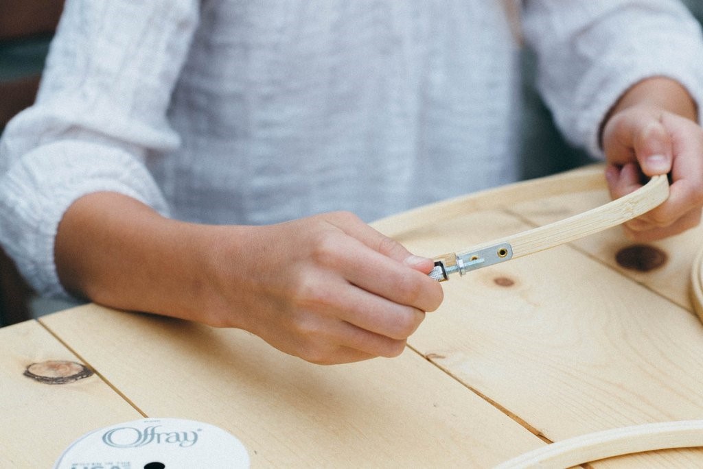 How to Create a DIY Wedding Photo Display With Embroidery Hoops