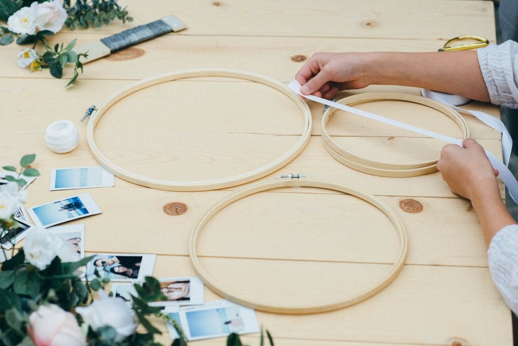 How to Create a DIY Wedding Photo Display With Embroidery Hoops