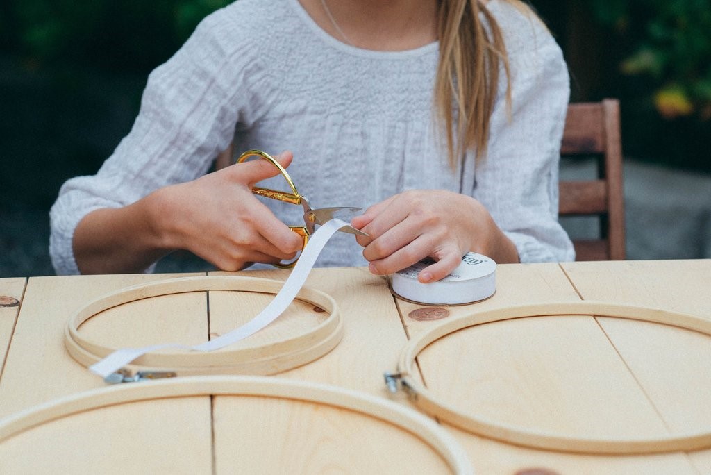 How to Create a DIY Wedding Photo Display With Embroidery Hoops