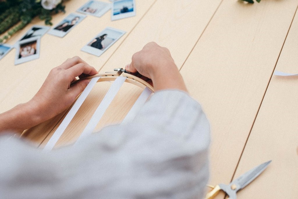 How to Create a DIY Wedding Photo Display With Embroidery Hoops