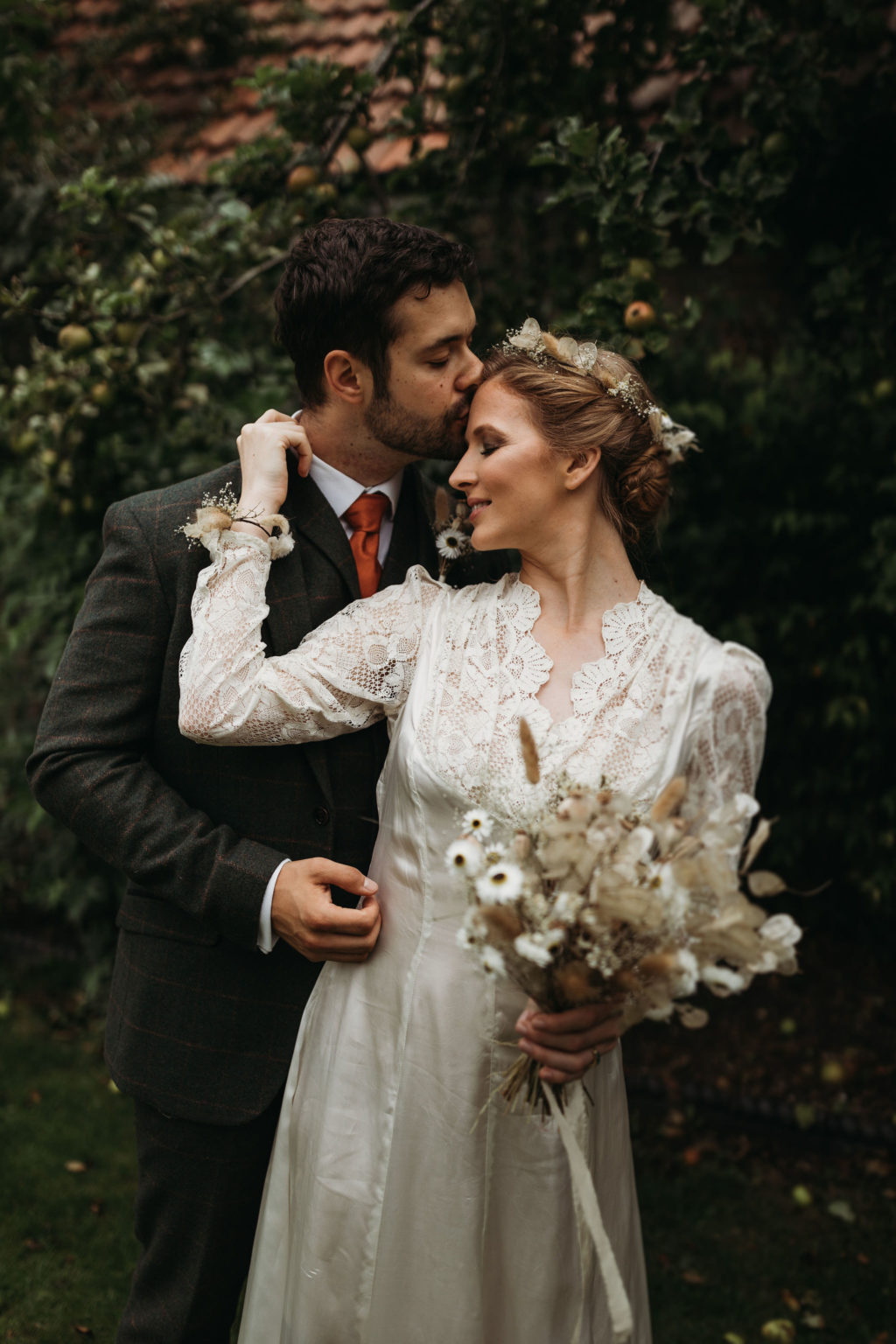 Ethical Vintage Elopement in Cambridge With 1940's Dress and Styling