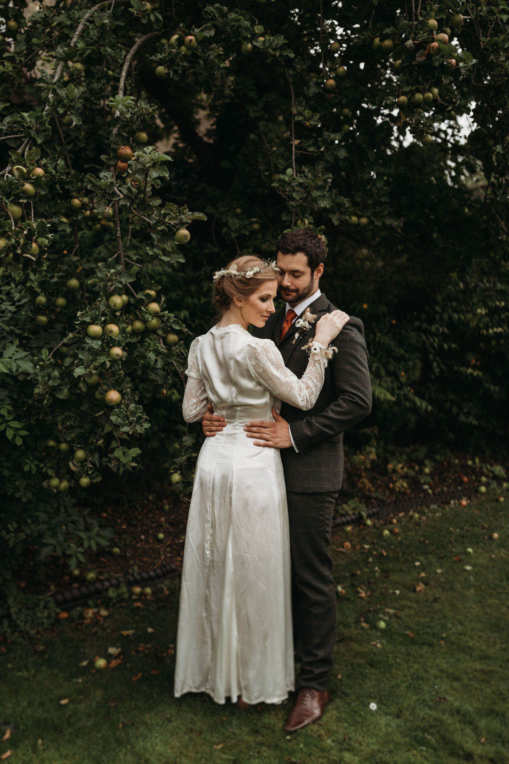 Ethical Vintage Elopement in Cambridge With 1940's Dress and Styling