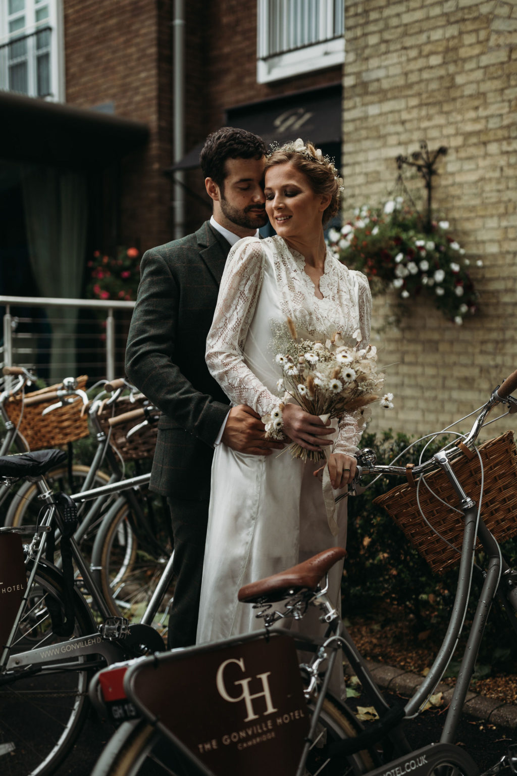 Ethical Vintage Elopement in Cambridge With 1940's Dress and Styling