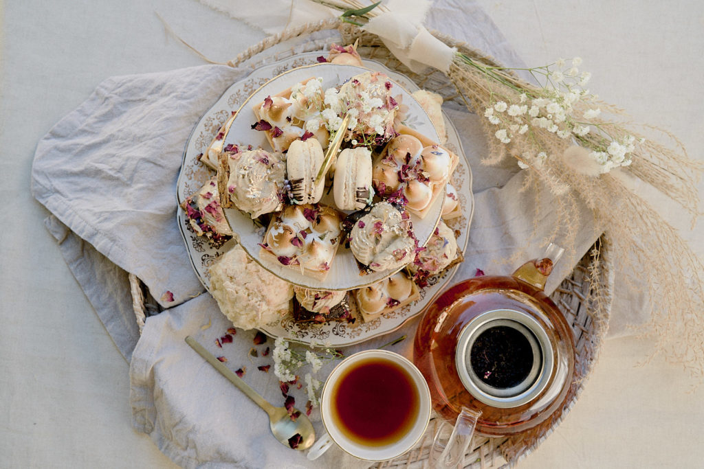 Luxury Picnic Wedding With Chic Victorian Inspiration