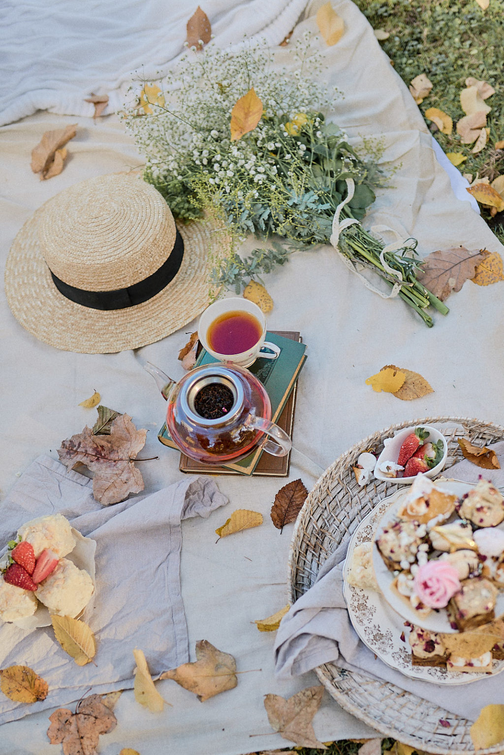 Luxury Picnic Wedding With Chic Victorian Inspiration