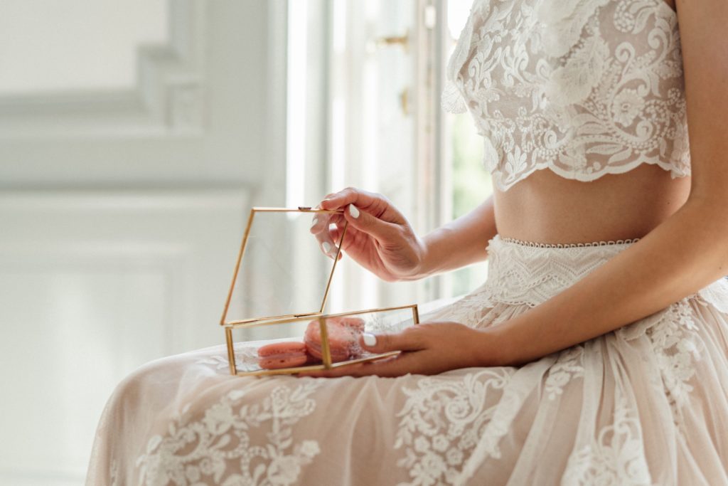 Bridal Prep: Chic Modern Wedding Inspiration at Schloss Teutschenhal Castle, Germany