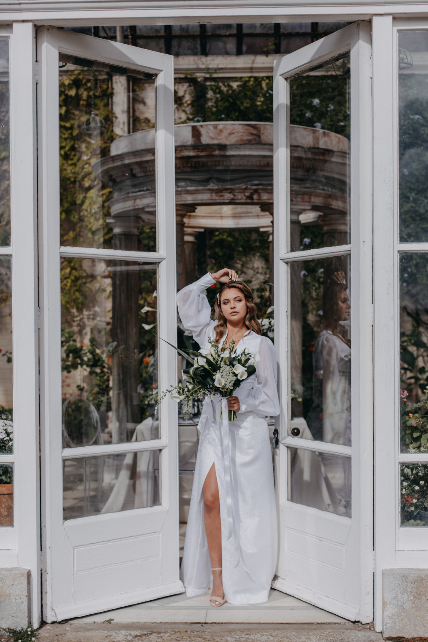 Contemporary Luxe Wedding with Chic Wedding Dress At Sennowe Park, Norfolk