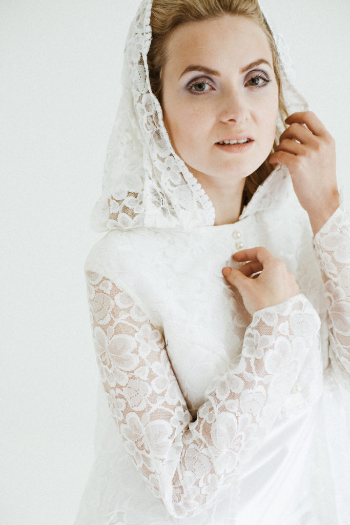 5 Hooded Wedding Dresses for An ...