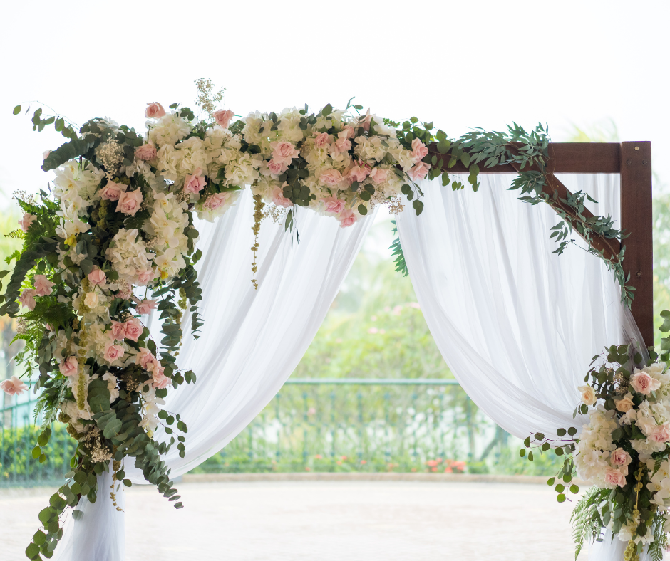 From Arches To Frames: Creative Wedding Floral Installation Ideas 