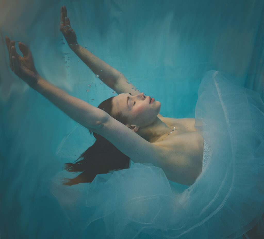 Mercier Stockholm Bridal X Konstim Kreativ Under Water Bridal Shoot