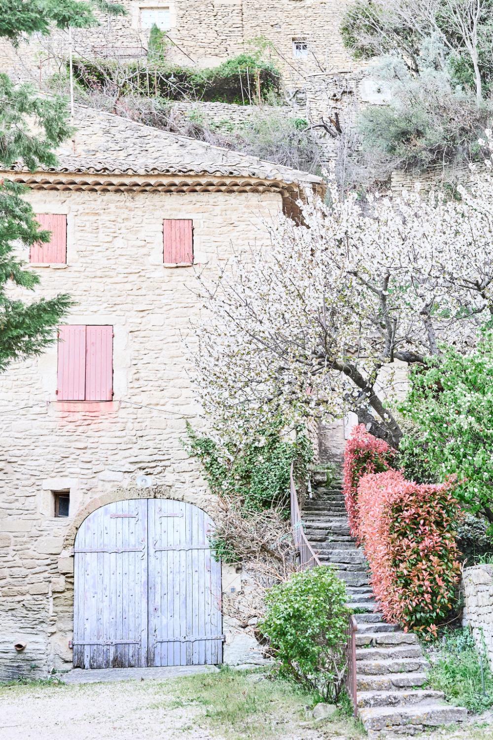 How To Plan A Beautiful Engagement Shoot In Gordes, Provence