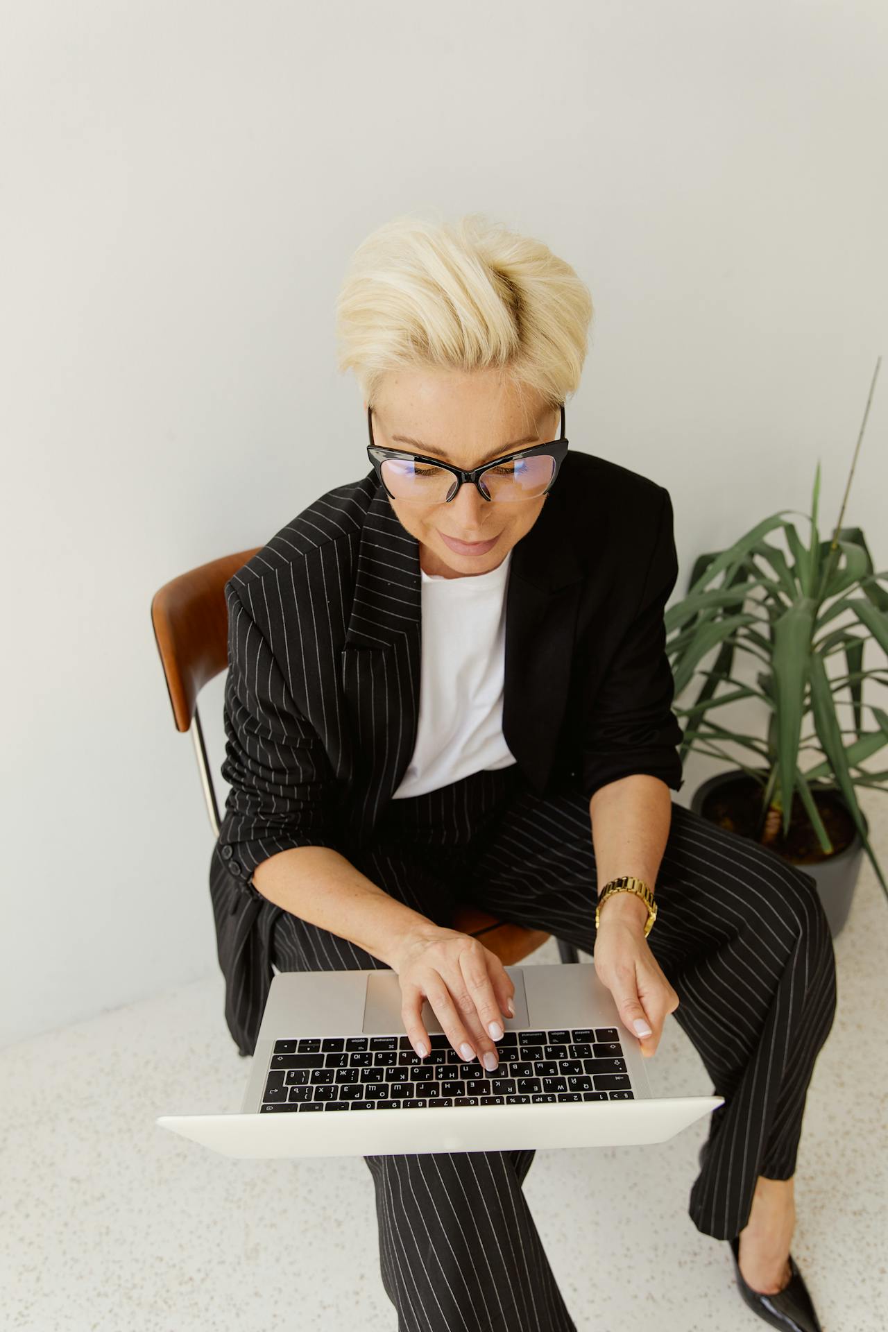 How To Write a Dating Profile at 45+ That Doesn’t Sound Like Everyone Else’s