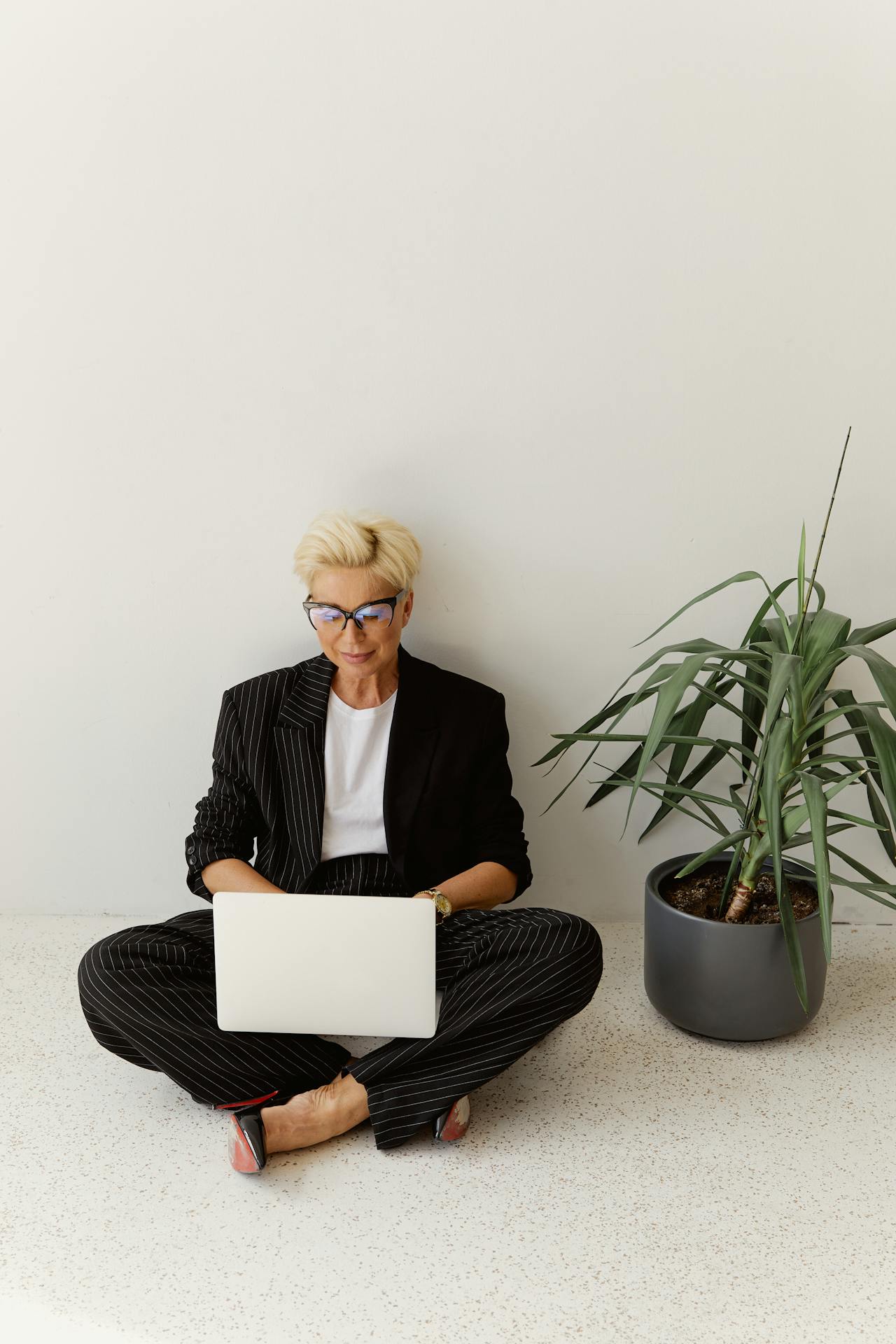 How To Write a Dating Profile at 45+ That Doesn’t Sound Like Everyone Else’s